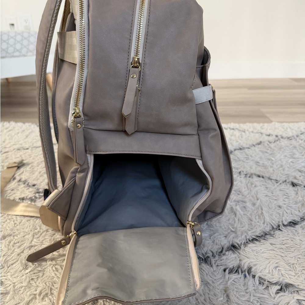 Petunia Pickle Bottom Stylish Gray Diaper Bag and accessories. - Picture 4 of 4